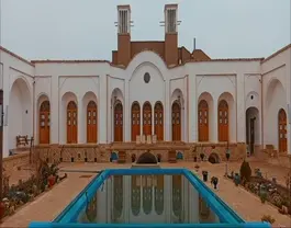 حیاط هتل افصح الدوله با حوض مستطیلی