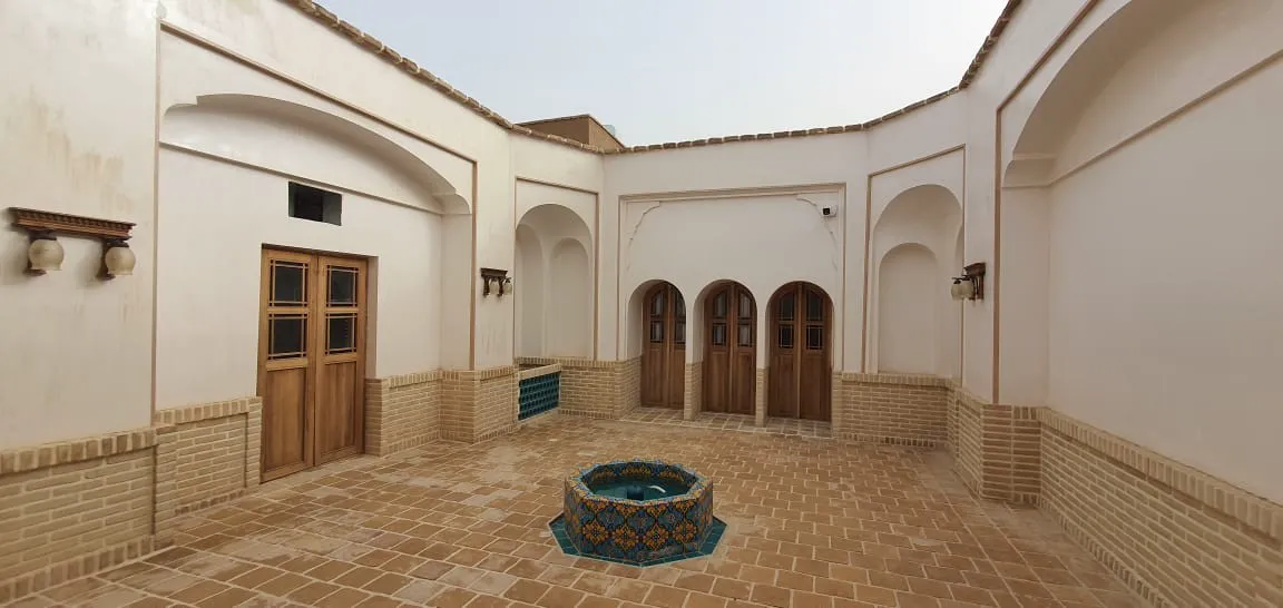 حیاط سنتی هتل افصح الدوله با حوض فیروزه‌ای