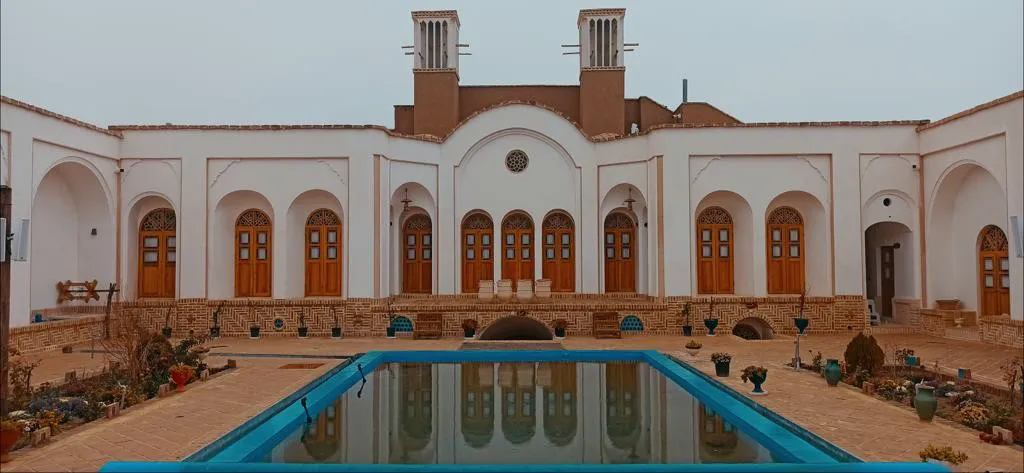 حیاط هتل افصح الدوله با حوض مستطیلی