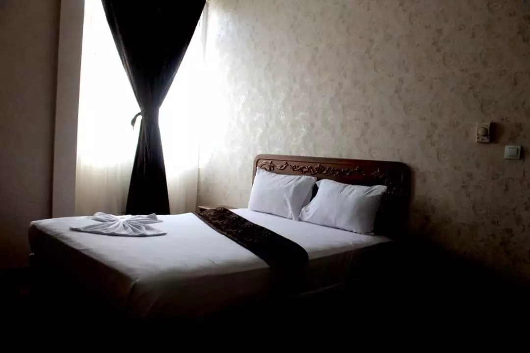 تخت دونفره با روتختی سفید در سرای نور