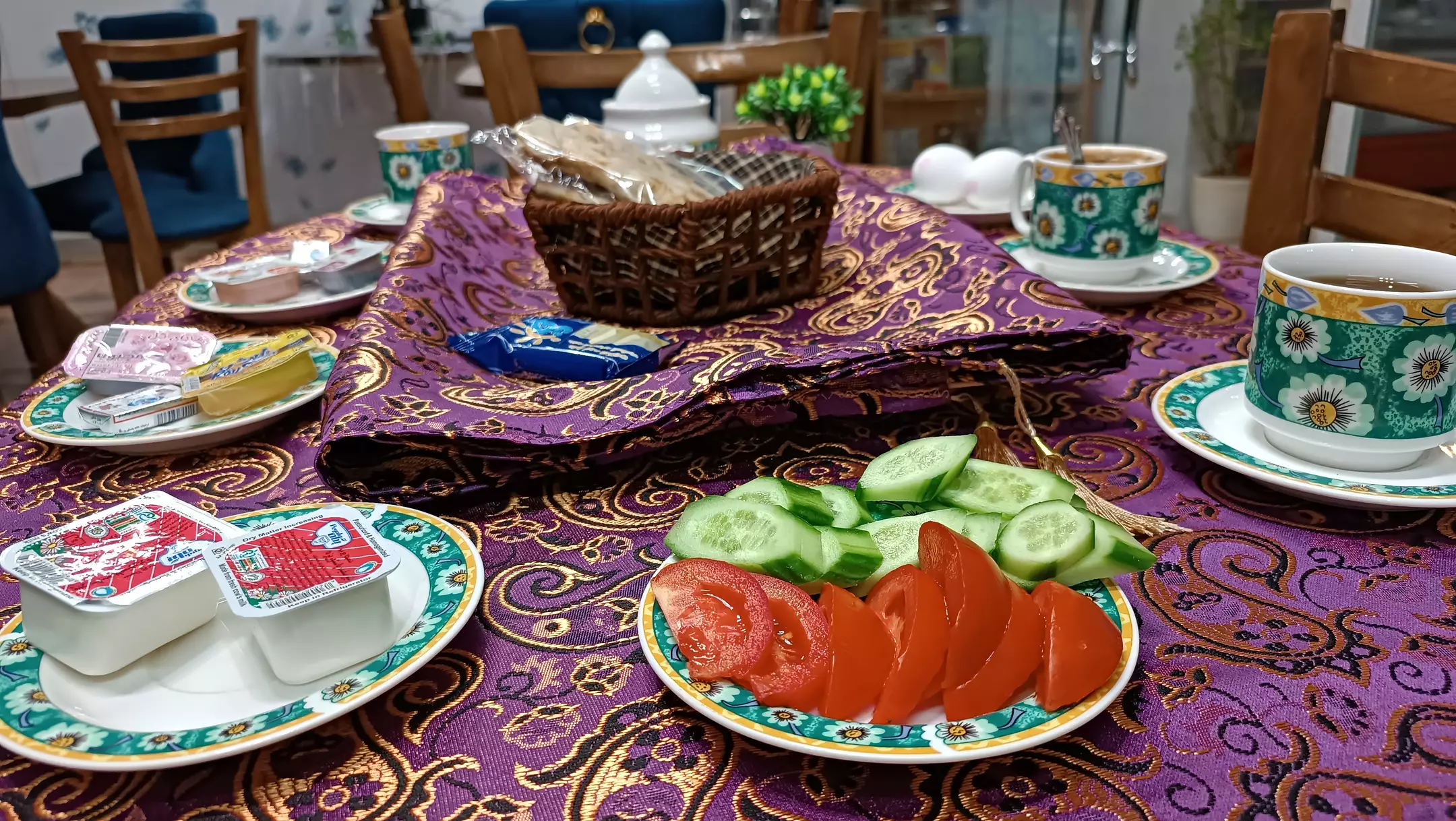 صبحانه هتل لیلی با سبزیجات و ظروف رنگی