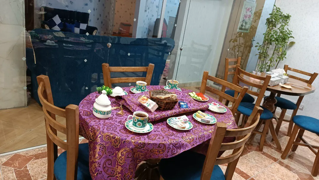میز پذیرایی چیده‌شده در هتل لیلی