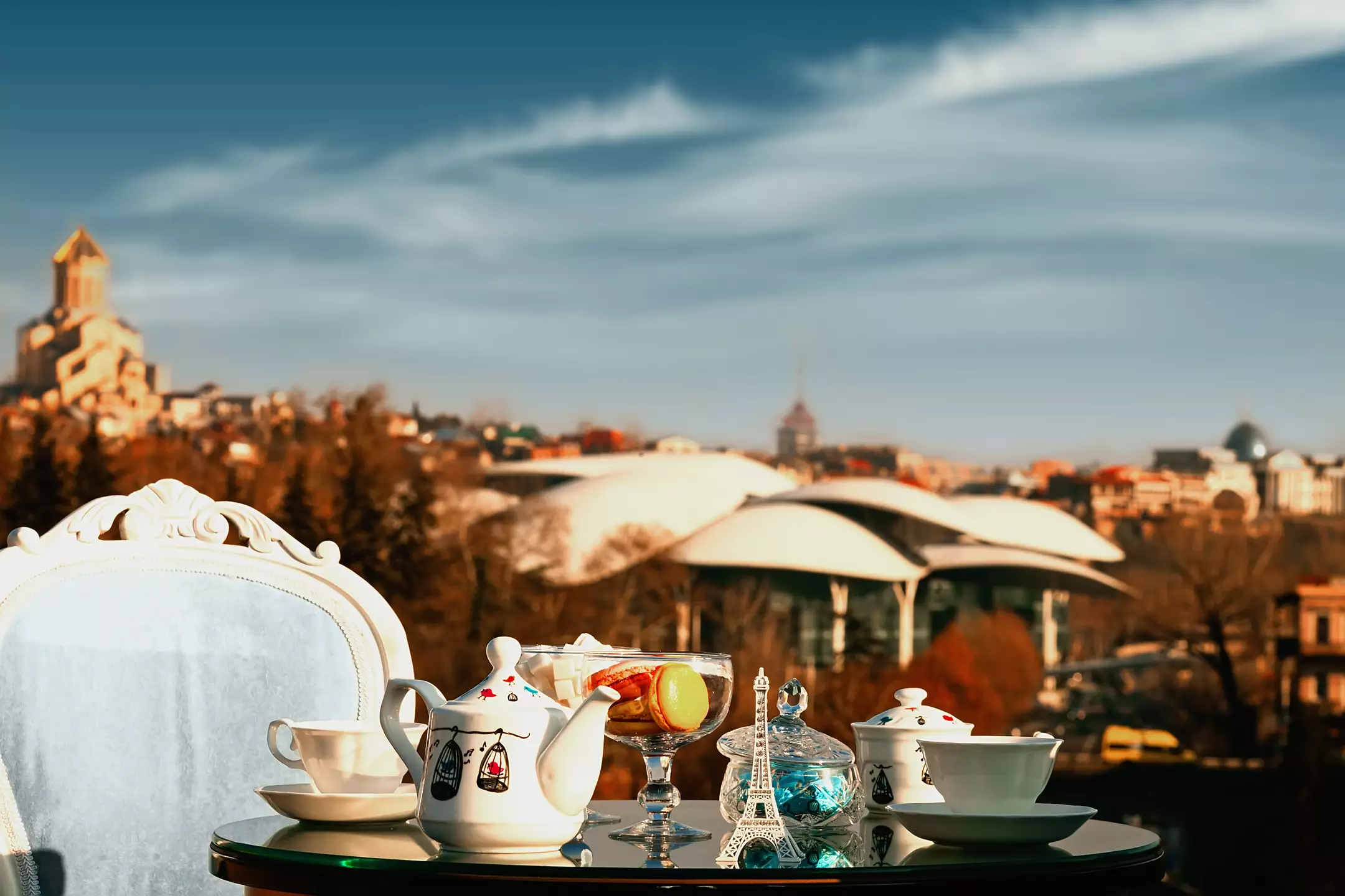 چای و میوه در فضای باز هتل ریور ساید