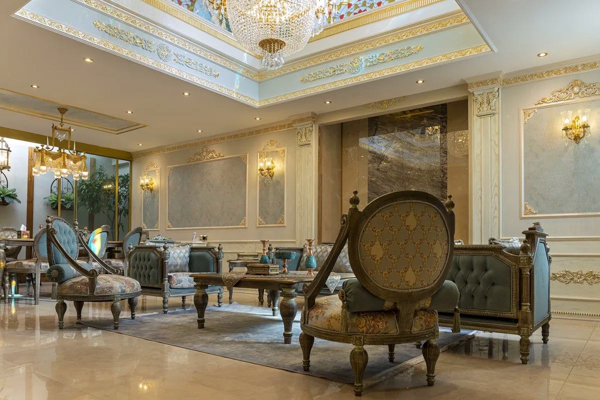 مبلمان کلاسیک در لابی هتل سیمرغ