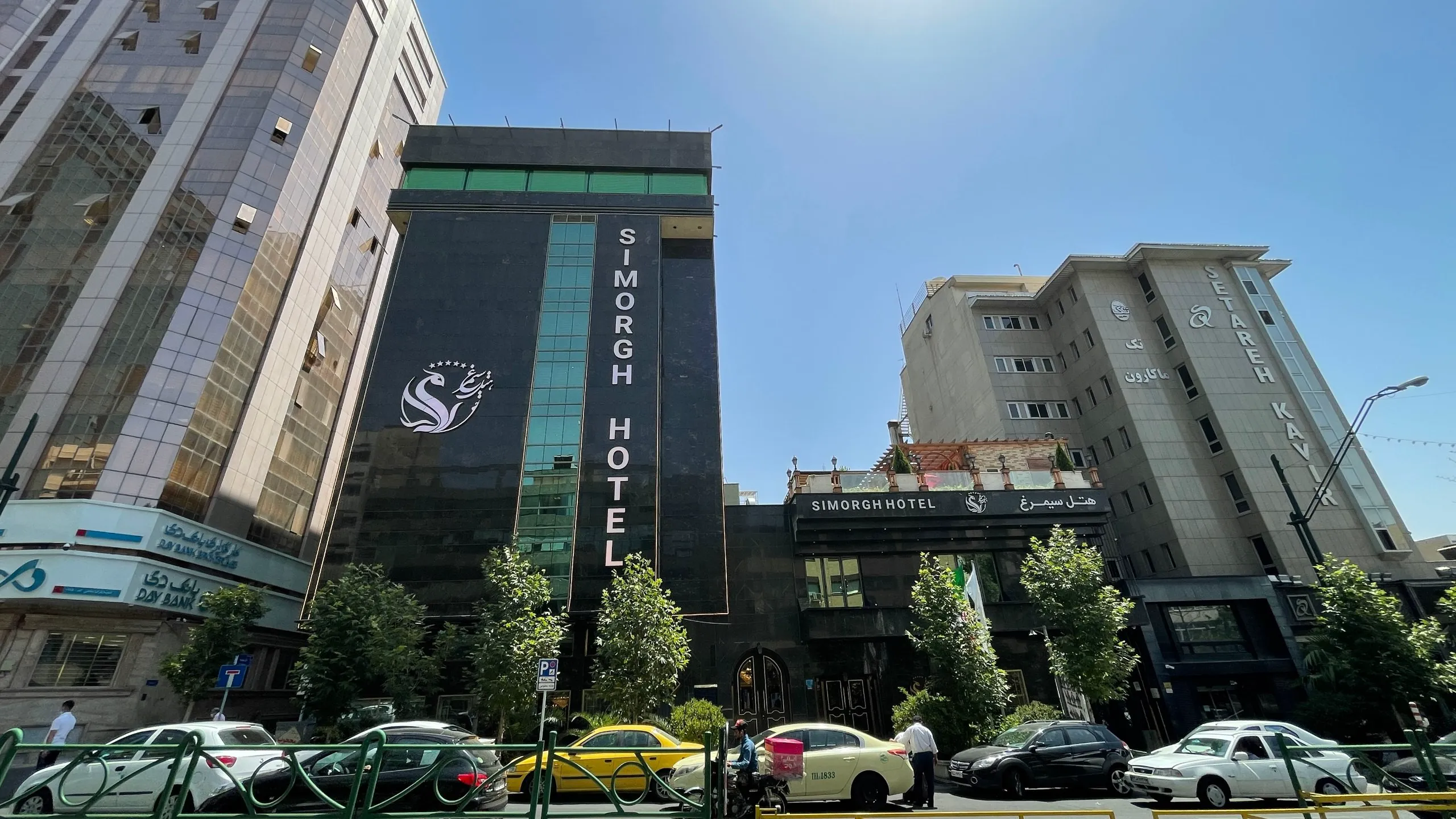 نمای بیرونی هتل سیمرغ با تابلوی عمودی