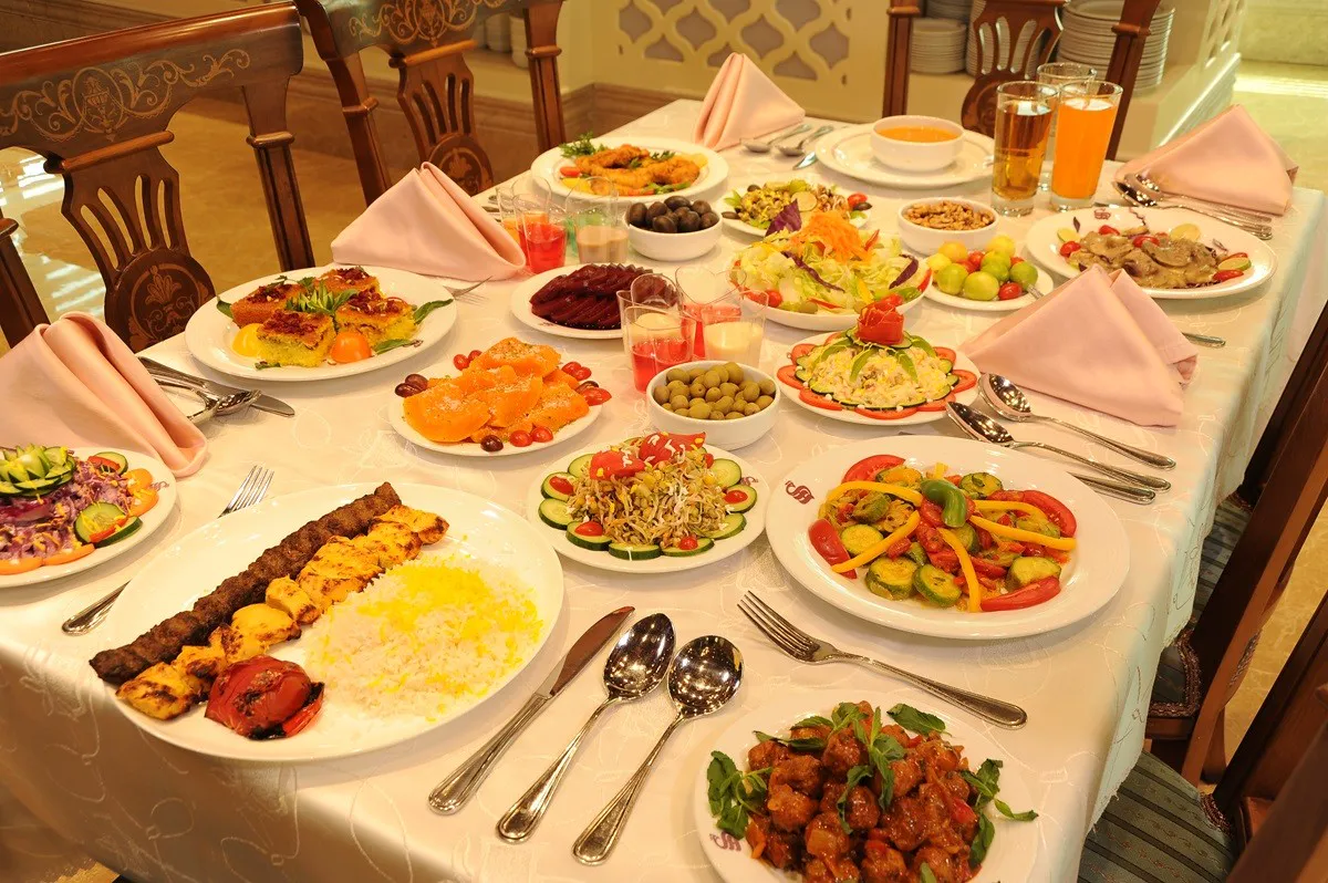 انواع غذاهای ایرانی روی میز هتل سیمرغ