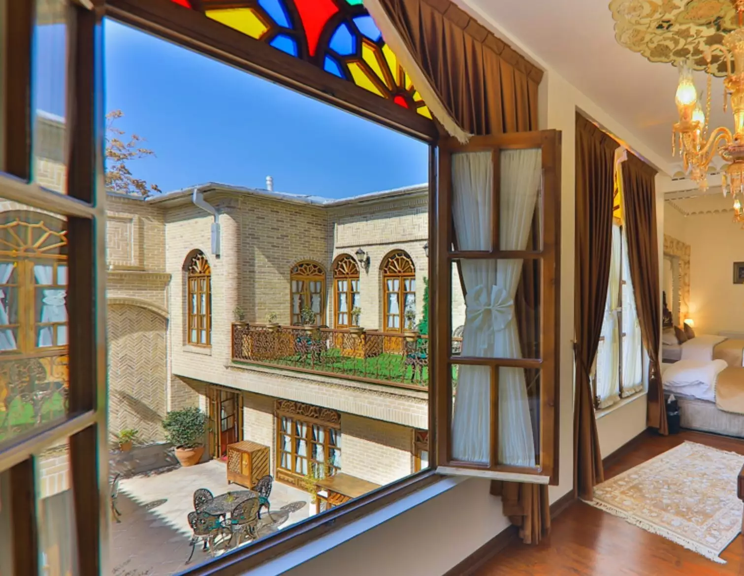 پنجره رنگی اتاق رو به حیاط سنتی