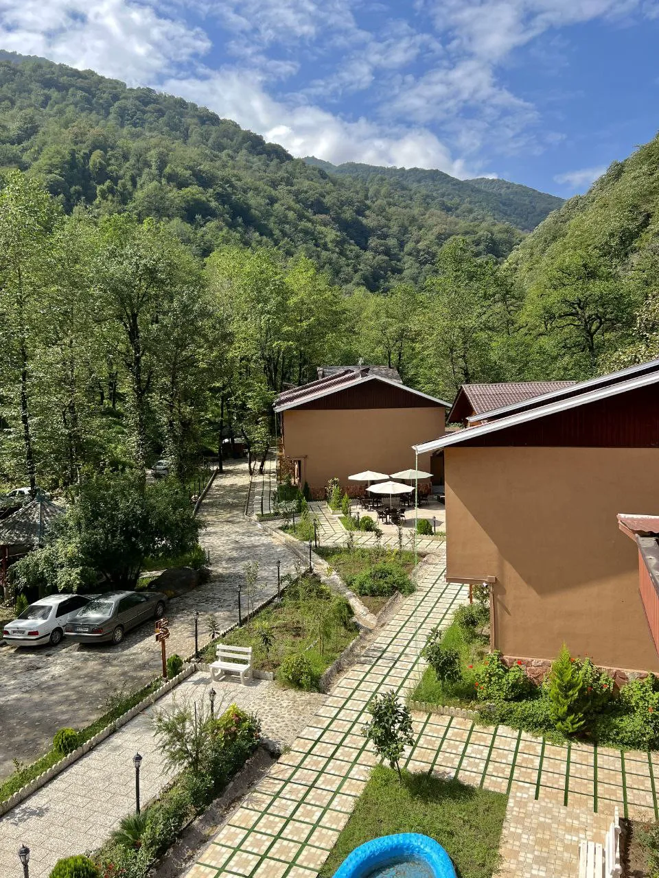 کلبههای هتل سیلوانه در دامنه سرسبز کوهستان