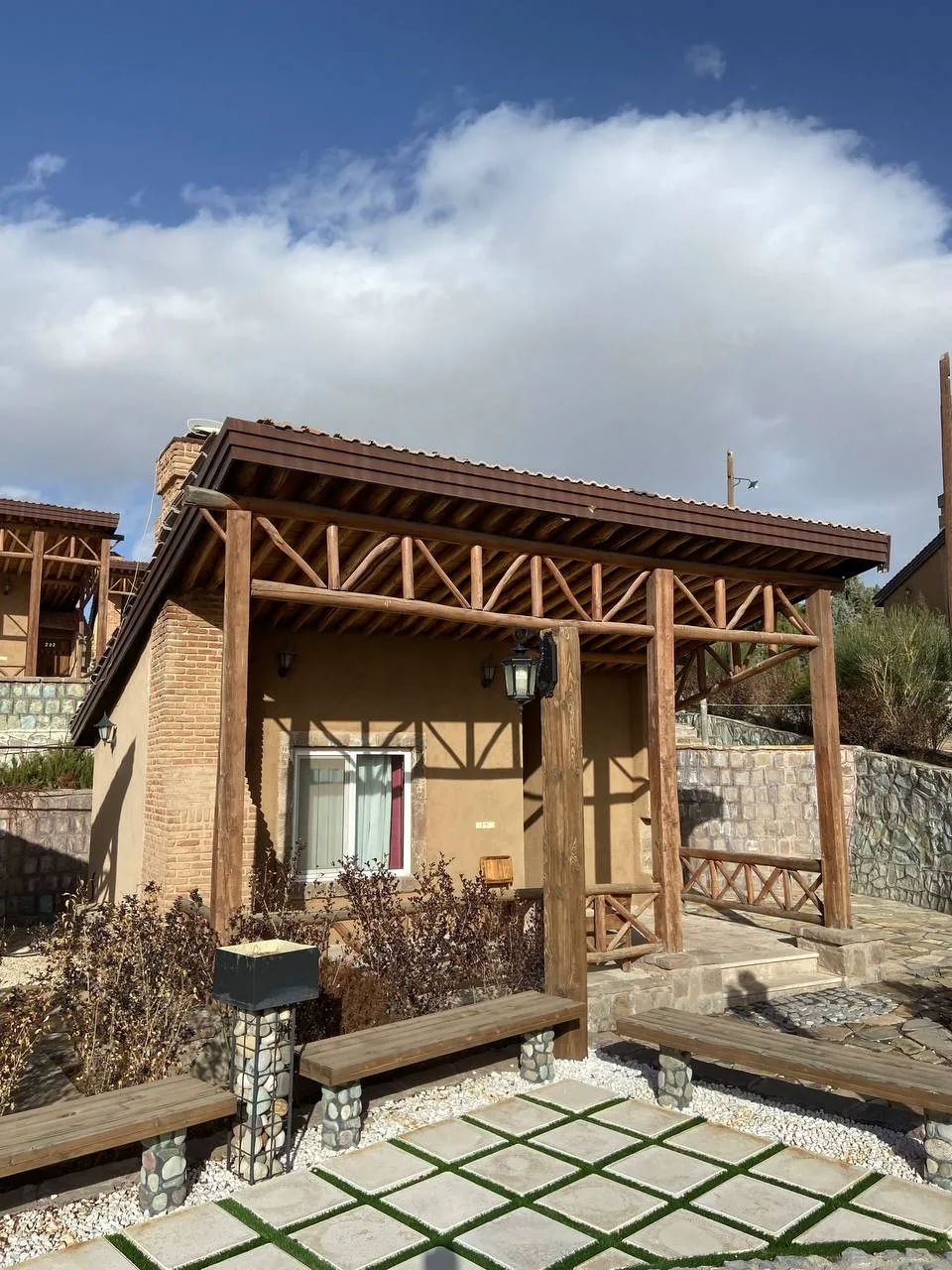 نمای کلبه چوبی بام سان در روز