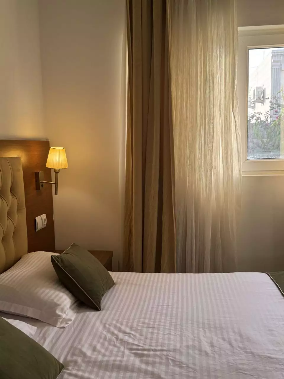 تخت اتاق هتل ساحل سینگو کنار پنجره