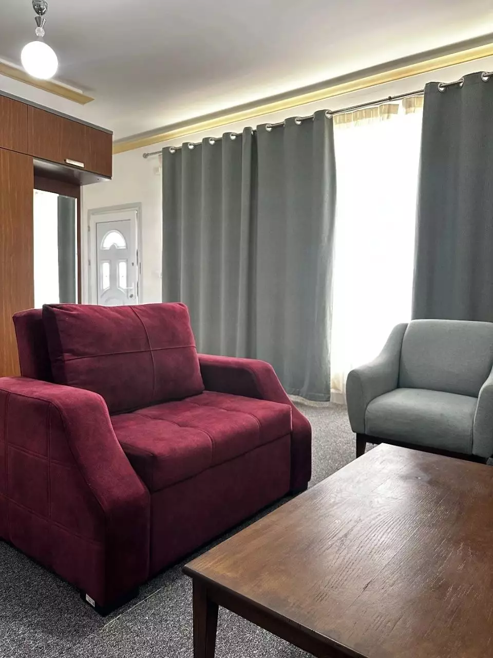 نشیمن ساحل سینگو با مبل‌های زرشکی و خاکستری
