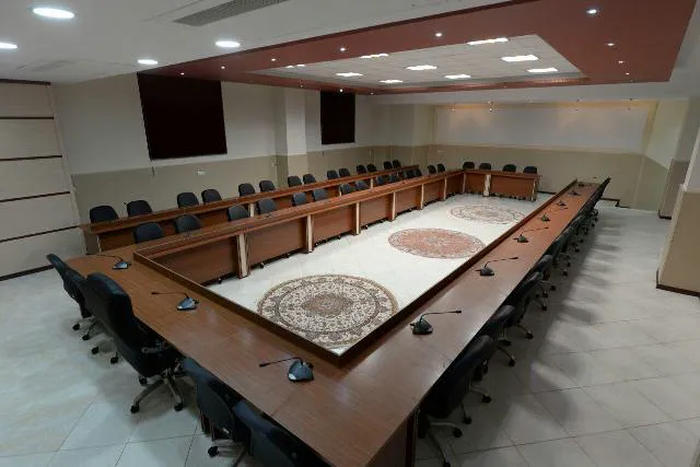 اتاق جلسات هتل بزرگ با میز کنفرانس U شکل