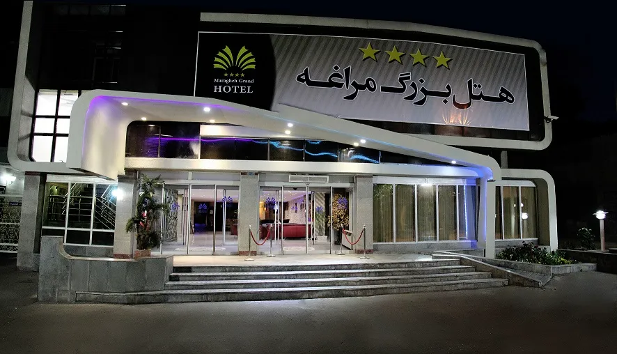 نمای ورودی هتل بزرگ مراغه در شب
