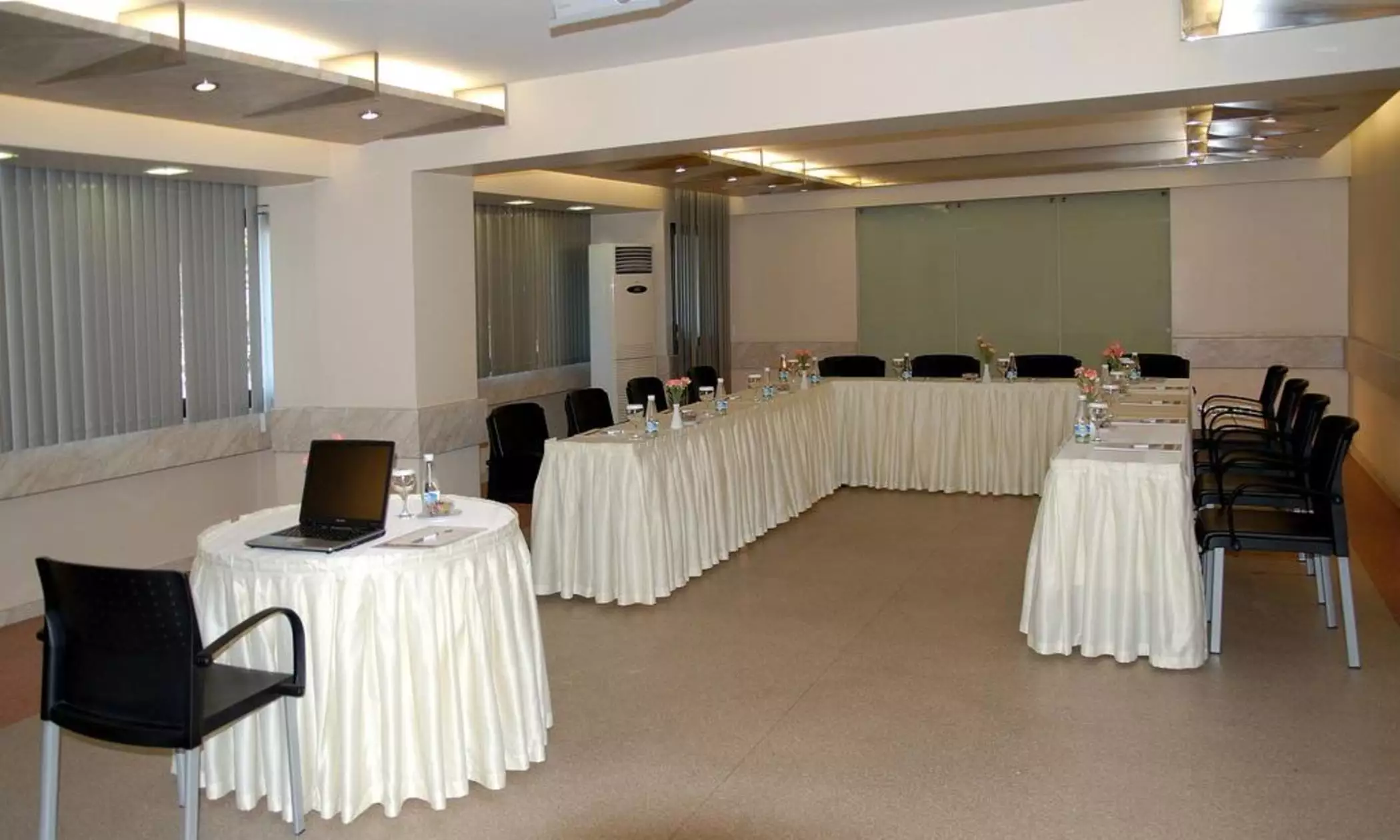 اتاق جلسات کایا پرستیژ با میزهای U شکل