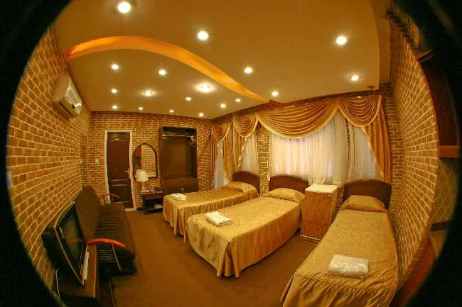 اتاق چندتخته هتل جام جم با پردههای طلایی