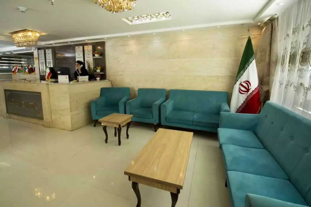 لابی هتل مروارید شرق با مبلمان آبی