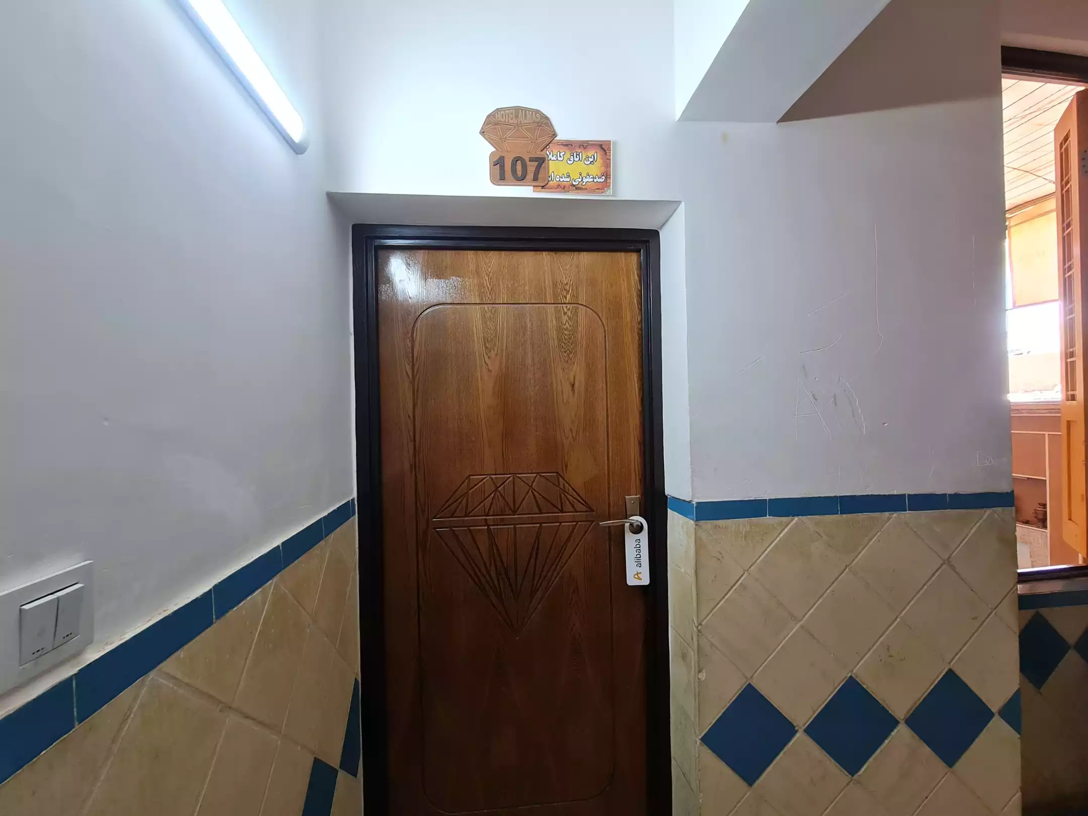 درب چوبی اتاق آلما با پلاک ۱۰۷