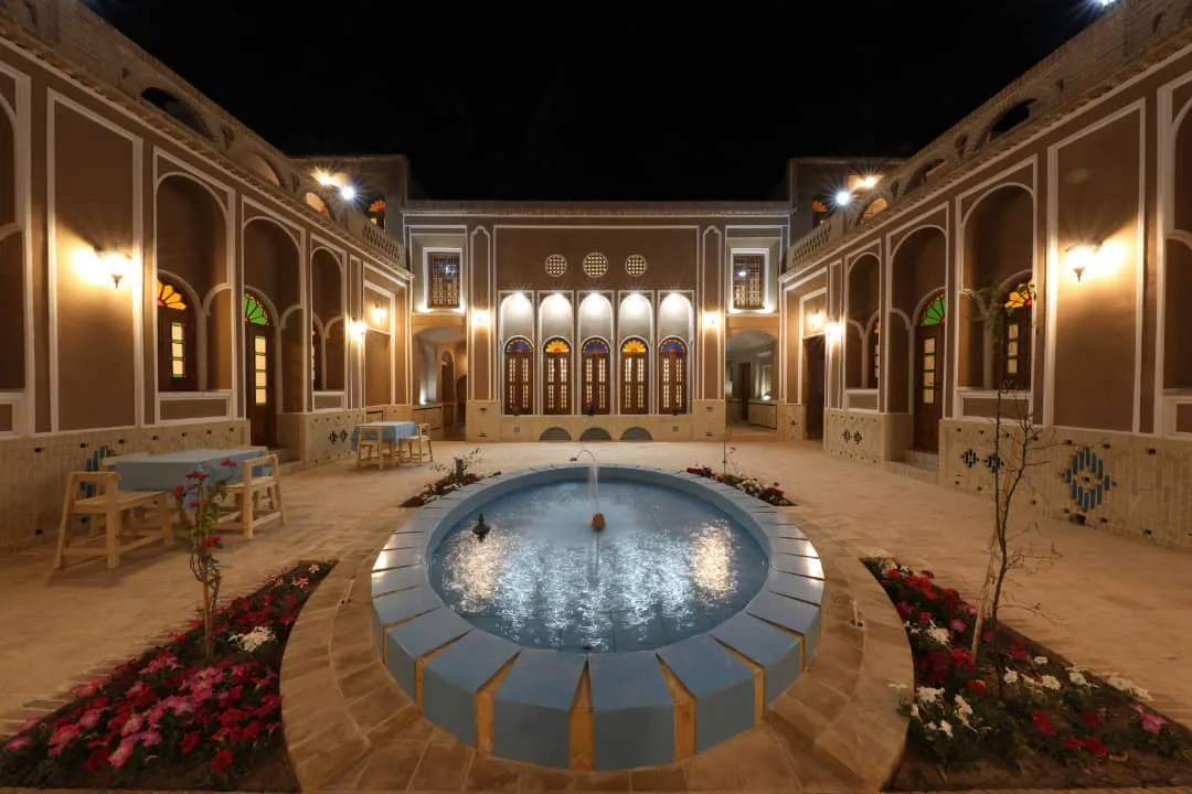 حوض مرکزی حیاط اقامتگاه آلما در شب