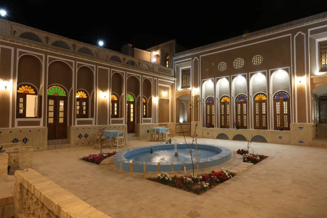 حیاط اقامتگاه آلما با حوض گرد در شب