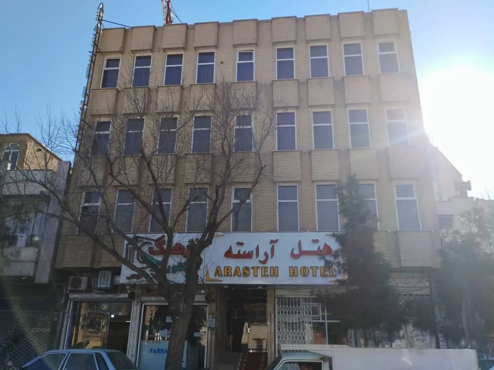نمای بیرونی هتل آراسته و ورودی آن