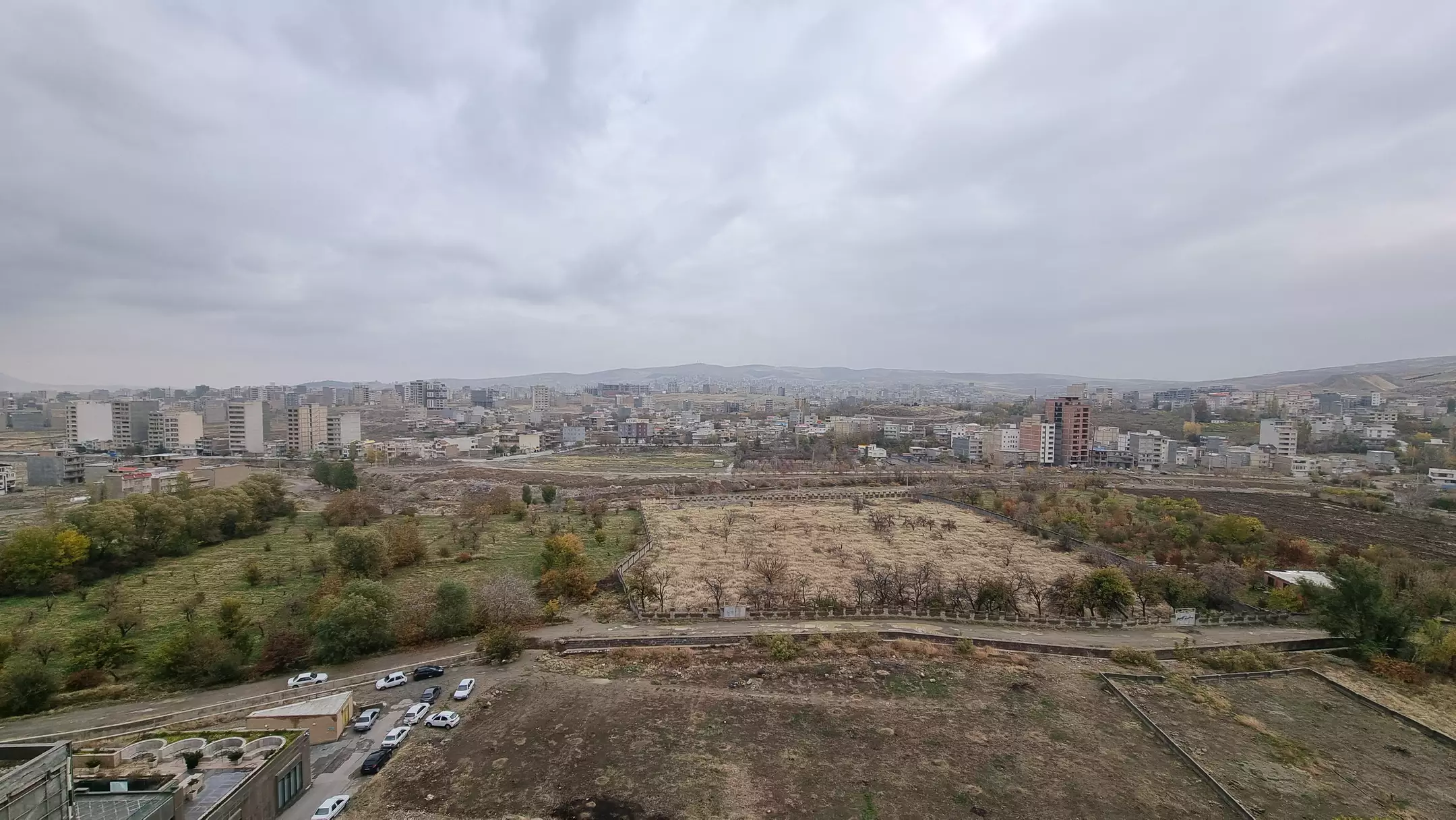 نمای شهر و زمین‌های سرسبز از هتل دیاکو