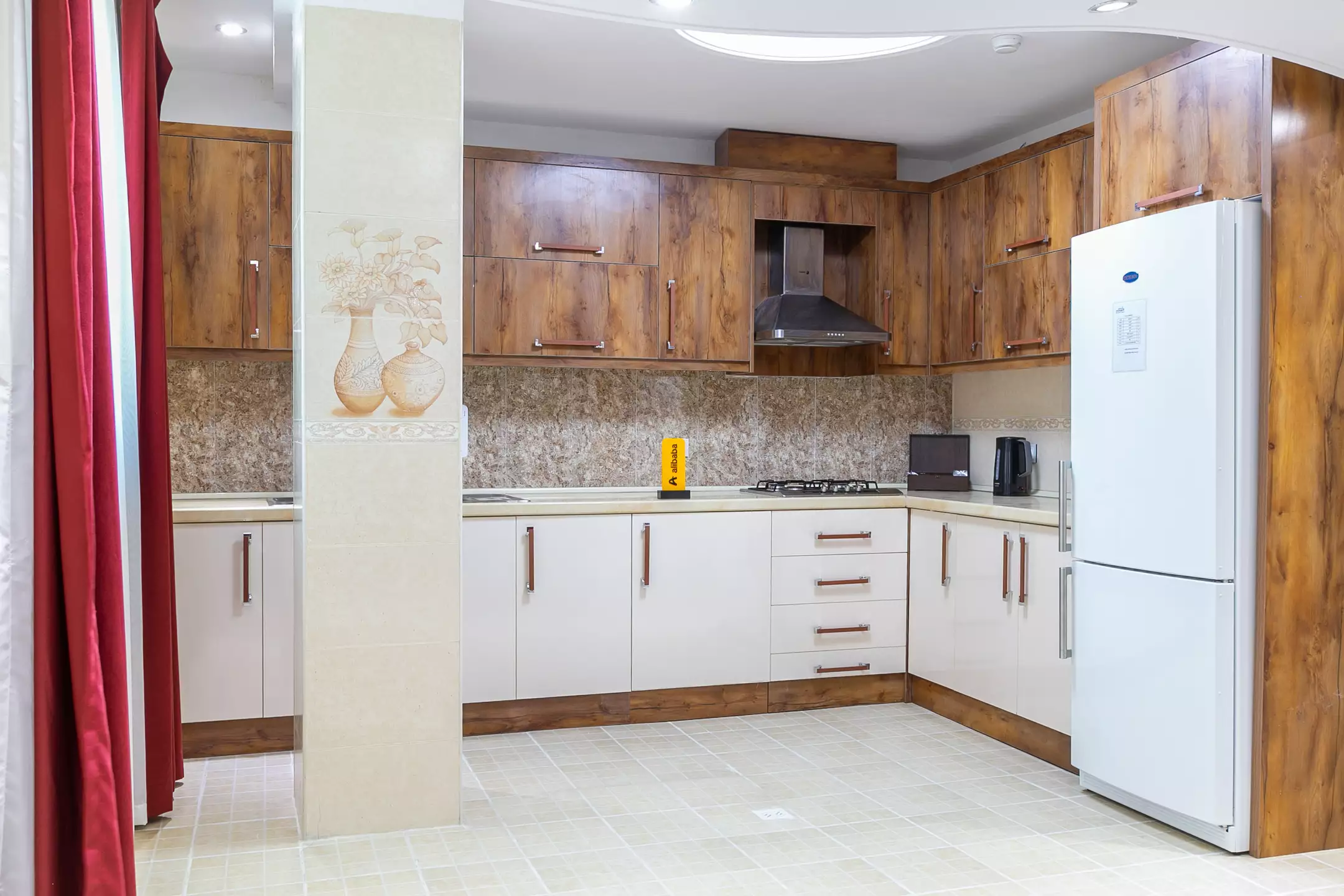 آشپزخانه هتل الیت با کابینت‌های چوبی