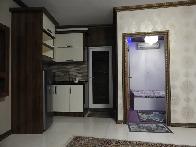 آشپزخانه کوچک هتل سیمرغ با کابینت و یخچال