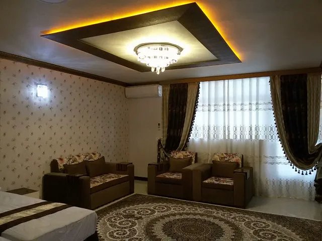 نشیمن هتل سیمرغ با مبلمان قهوه‌ای