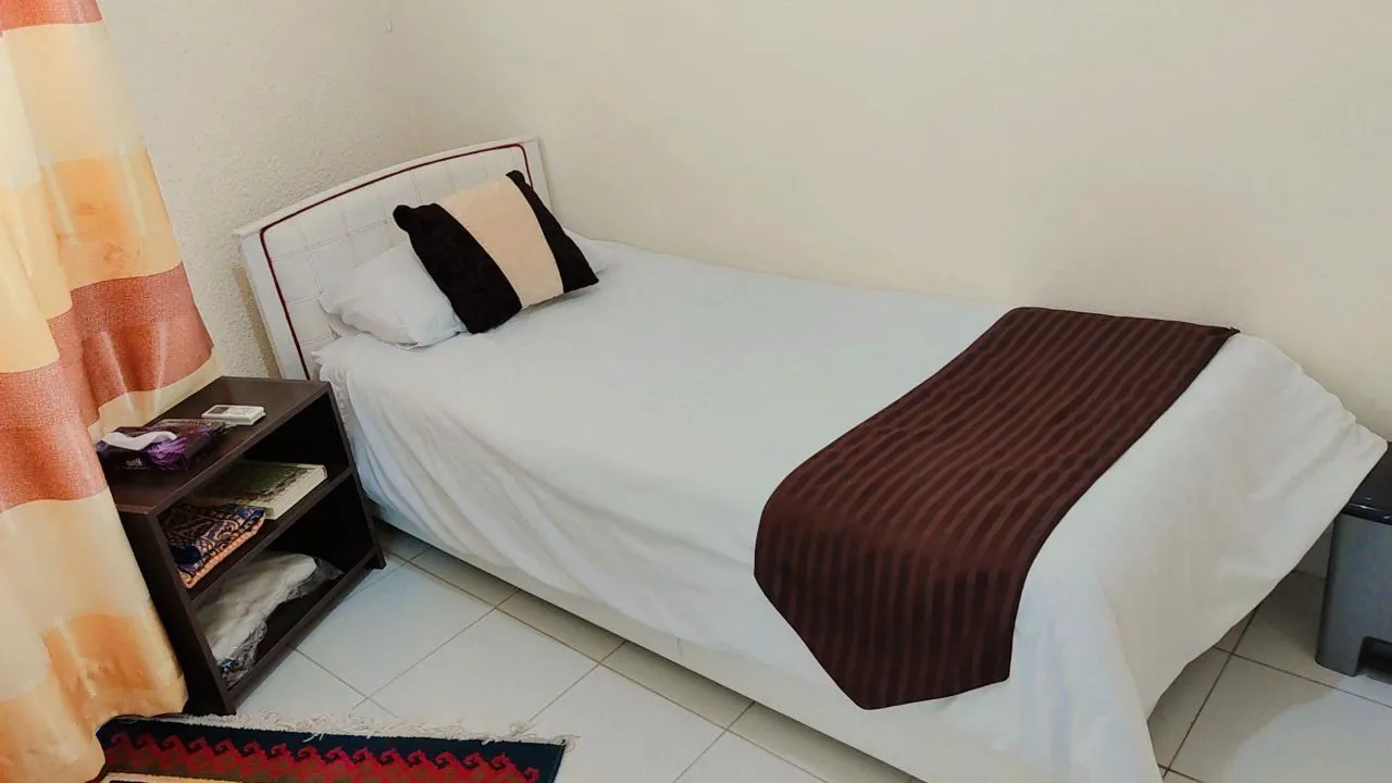 تخت یک‌نفره هتل سیمرغ با شال تخت قهوه‌ای