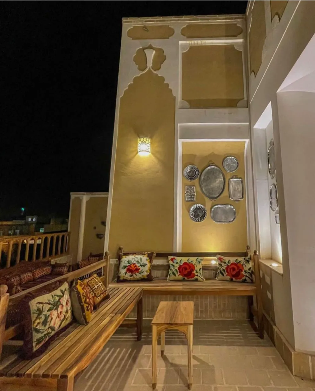 نشیمن سنتی عمارت قجری با نیمکت چوبی