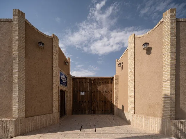 دروازه چوبی ورودی عمارت قجری
