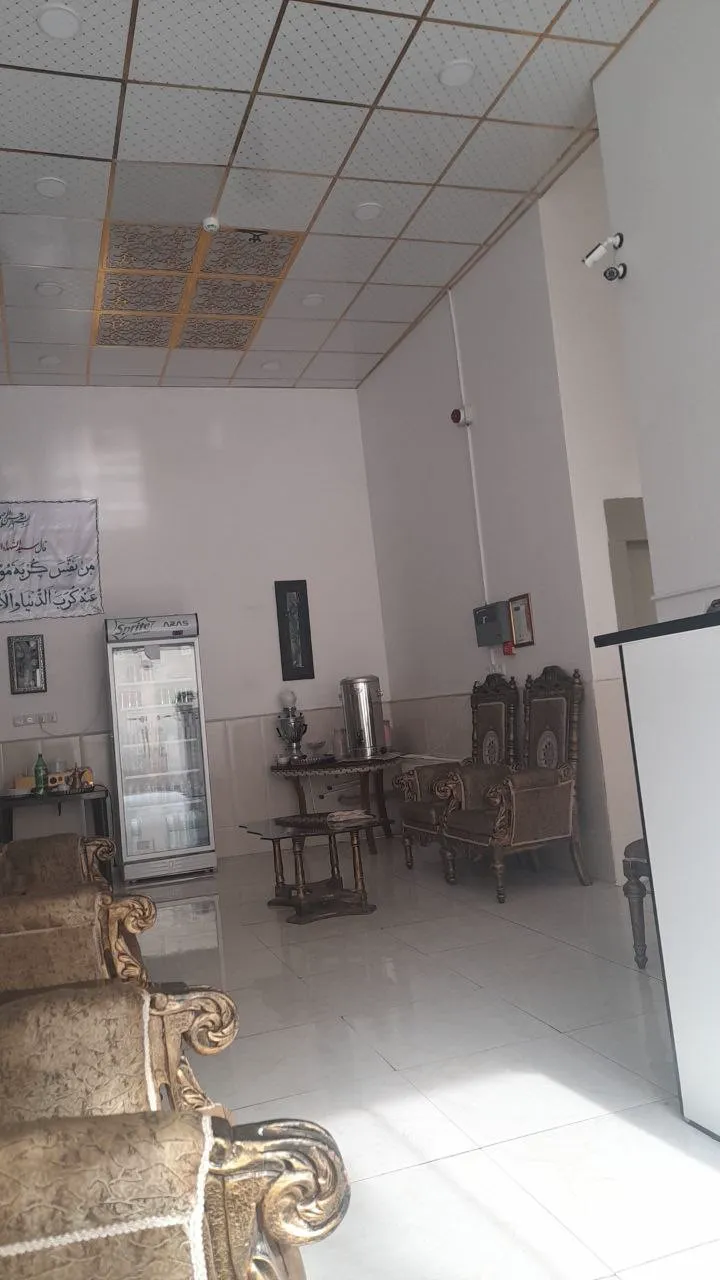 سالن انتظار هتل پردیس با مبلمان سنتی و یخچال