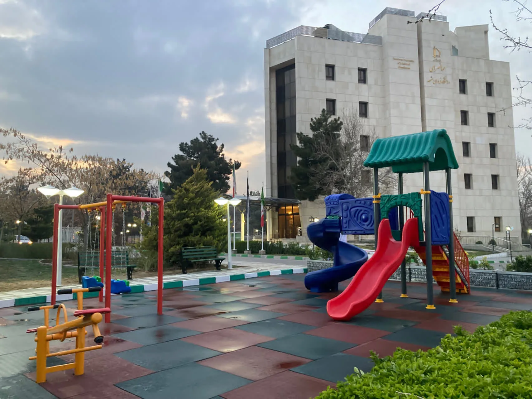 زمین بازی کودکان و ساختمان هتل دانشگاه فردوسی