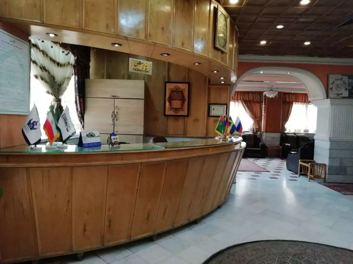 پذیرش چوبی هتل طبرستان در لابی