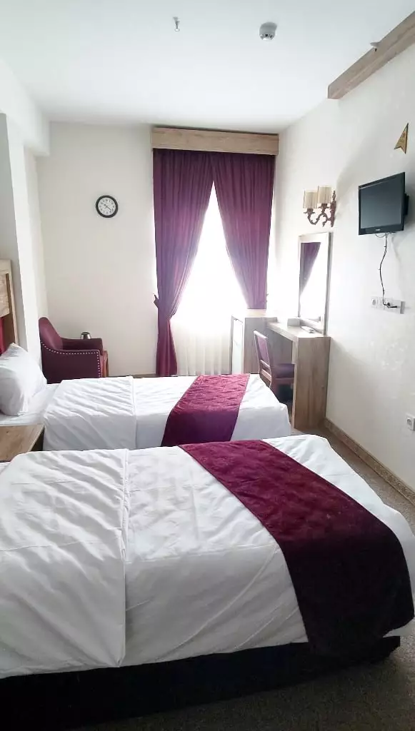 اتاق دوتخته هتل طبرستان با روتختی زرشکی
