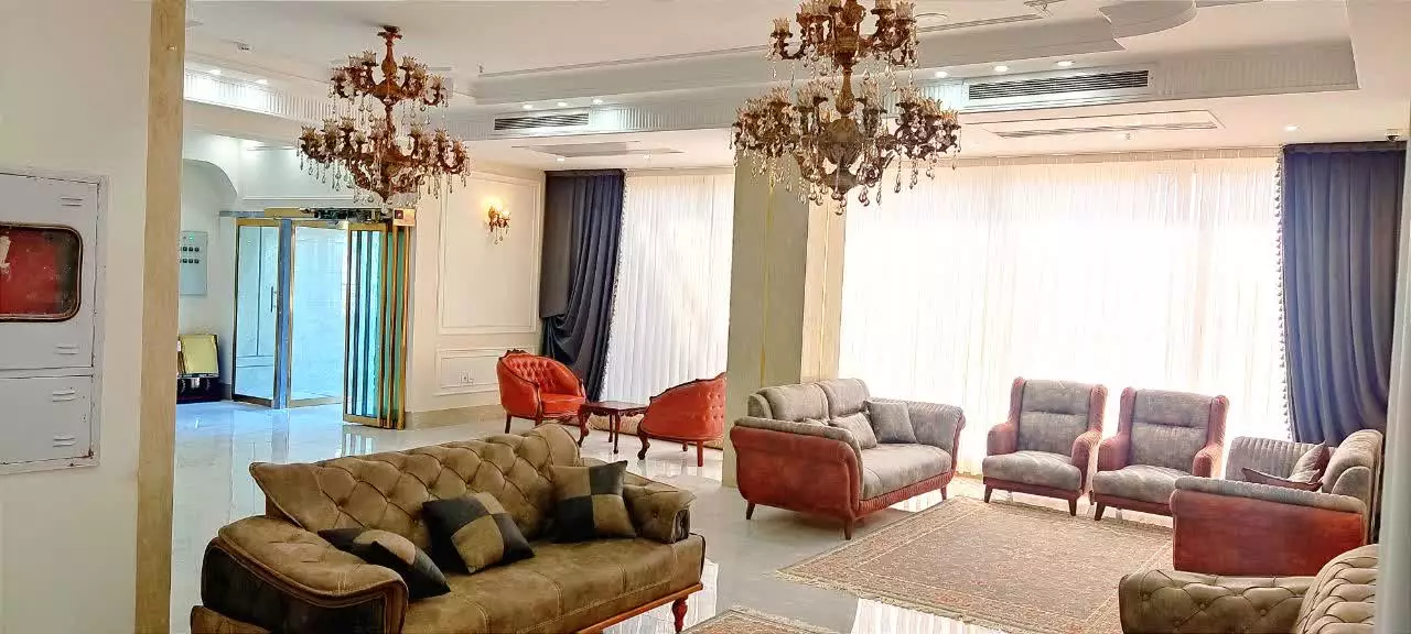 سالن نشیمن هتل طبرستان با مبل و لوستر