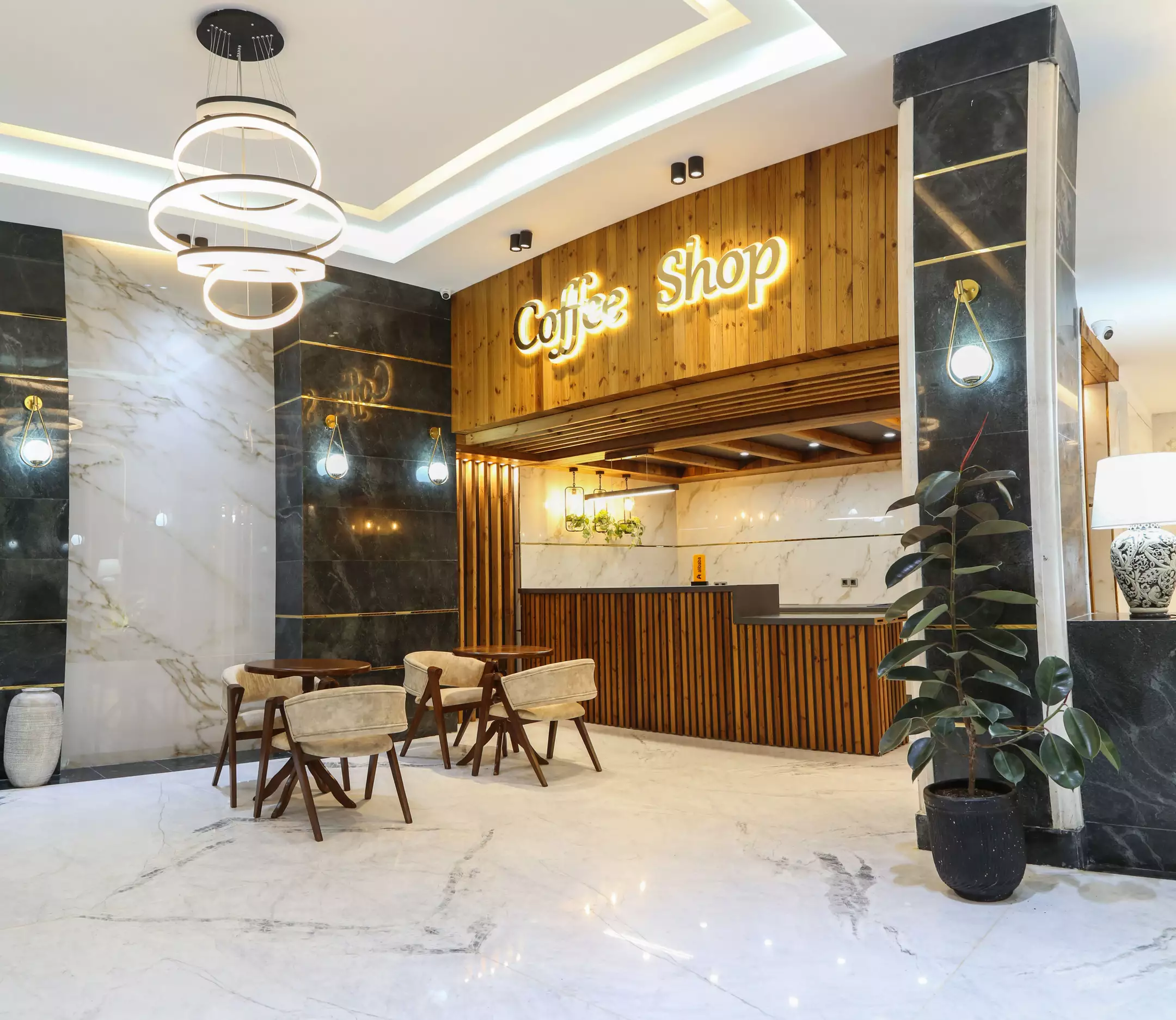 کافی‌شاپ هتل آرتمیس با میزهای چوبی