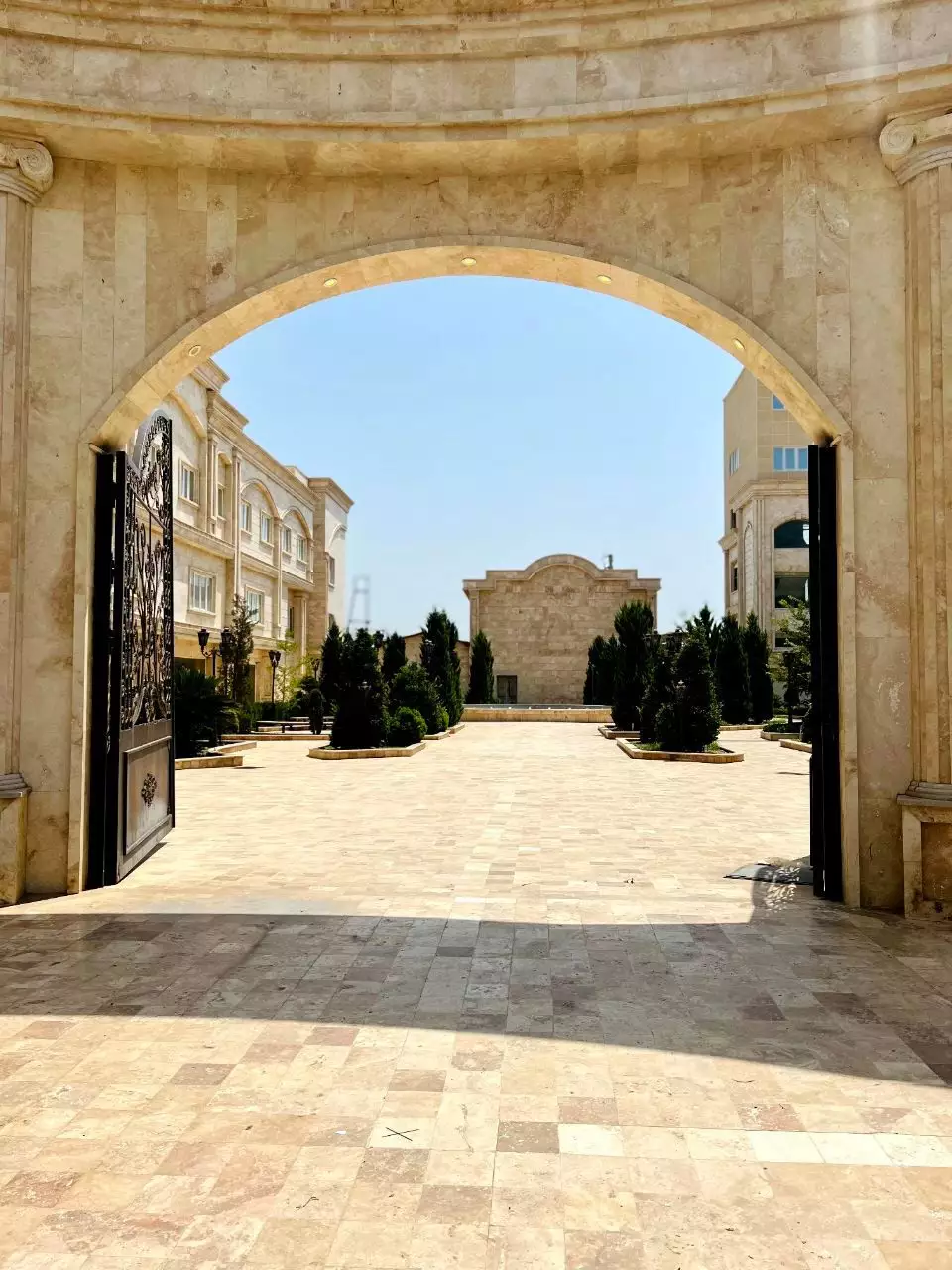 ورودی سنگی محوطه هتل وارنا