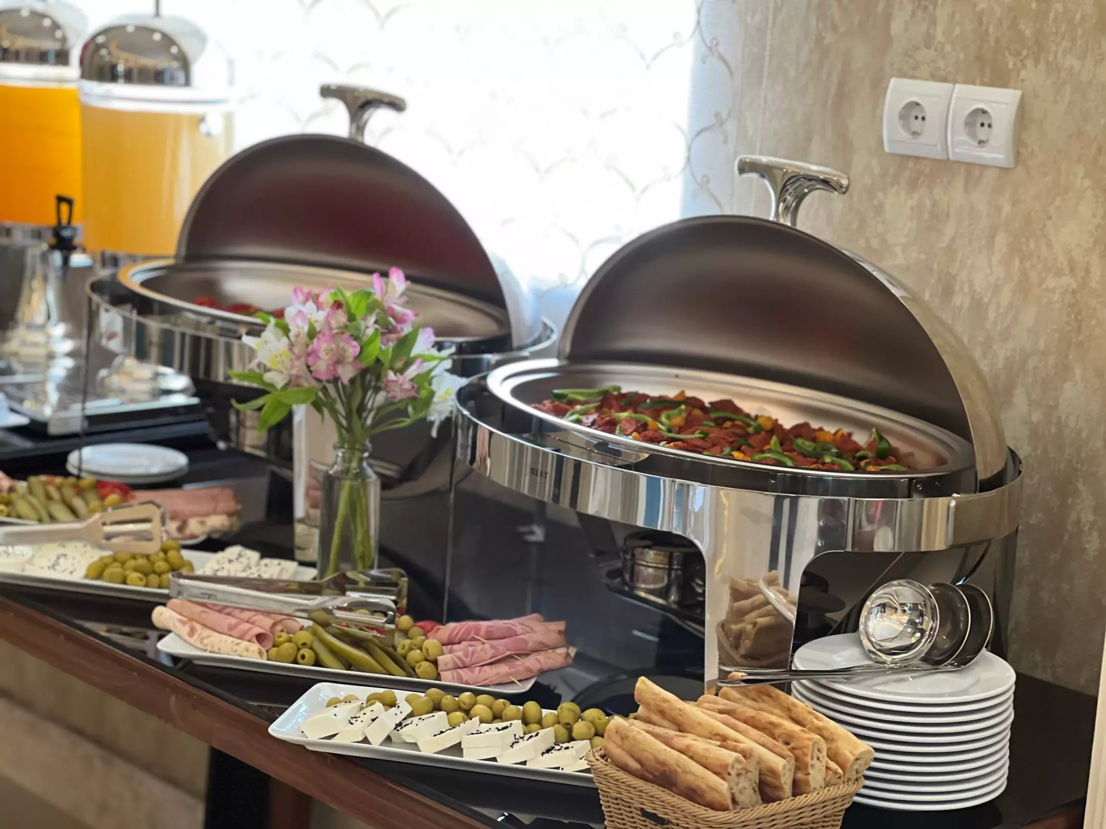 بوفه غذای هتل وارنا با ظروف گرم‌کن