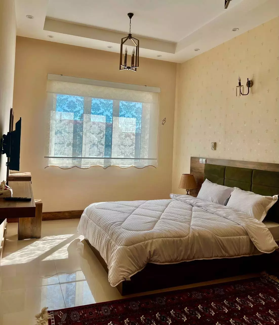 اتاق هتل وارنا با تخت دونفره و پنجره بزرگ