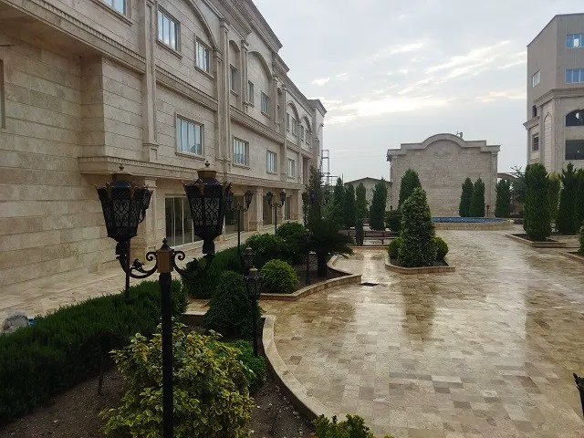 محوطه بیرونی هتل وارنا با فضای سبز