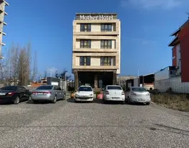 نمای بیرونی هتل مادر و پارکینگ