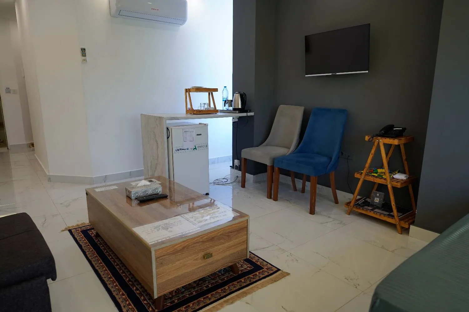 اتاق نشیمن هتل مادر با میز چوبی