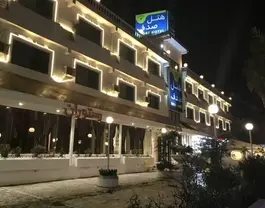 نمای شبانه هتل صدف با نورپردازی نما