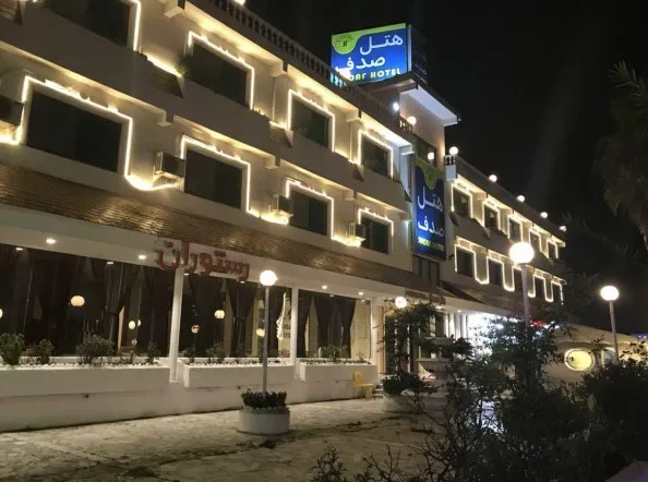 نمای شبانه هتل صدف با نورپردازی نما