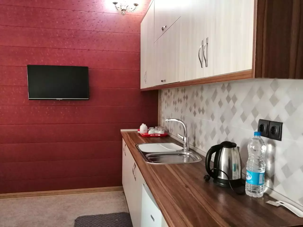 آشپزخانه اتاق هتل درکا با سینک و کتری