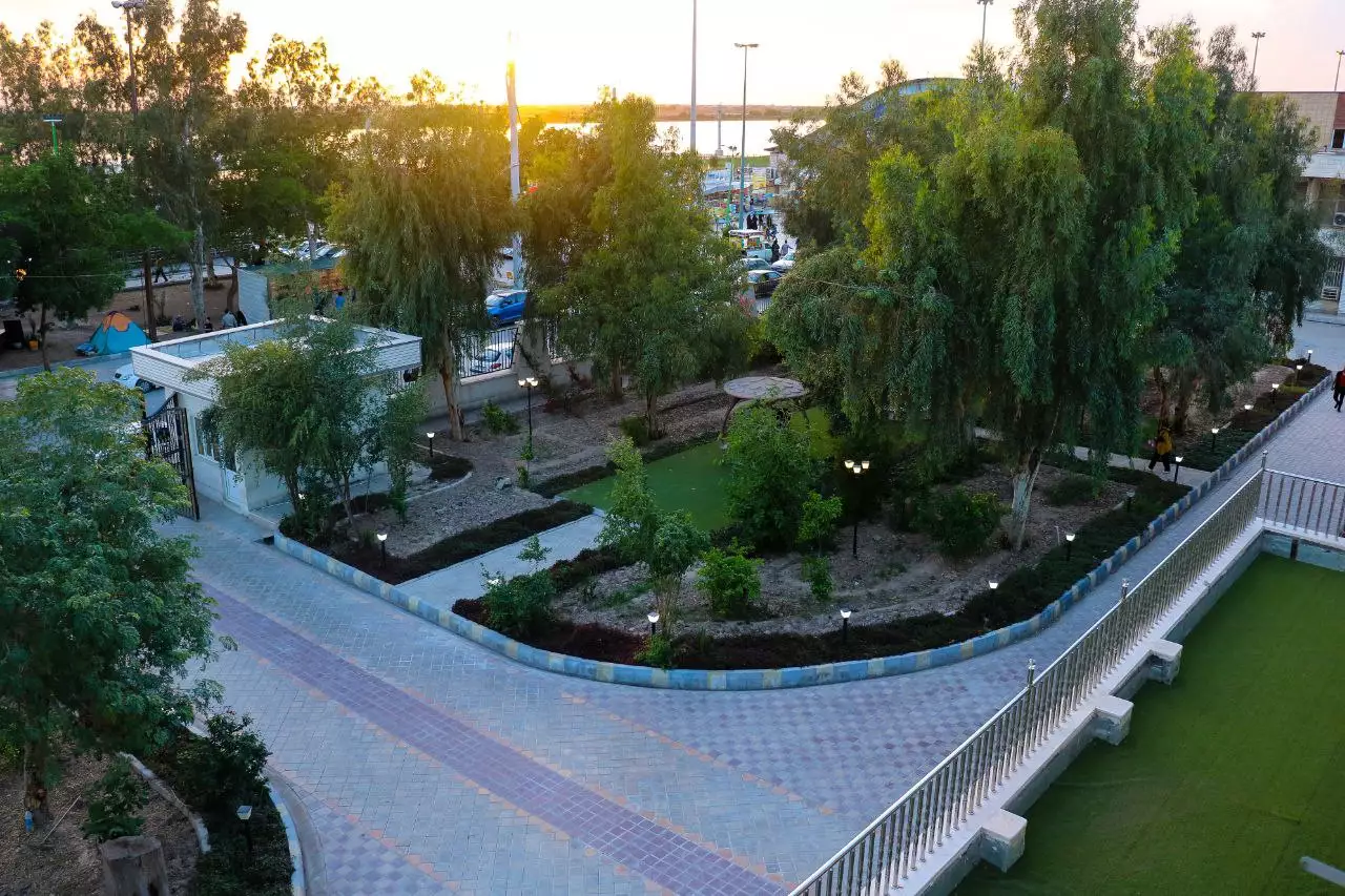 باغ و مسیر سنگ‌فرش هتل درکا