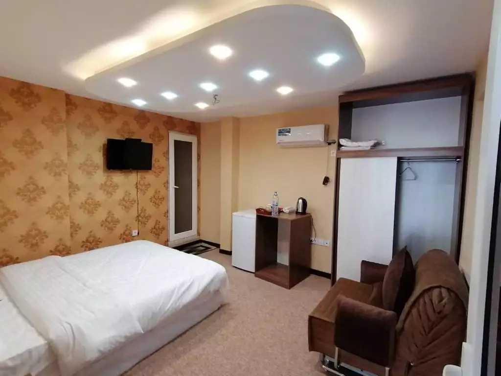 اتاق عمارت مرمر با تخت دونفره و مبلمان