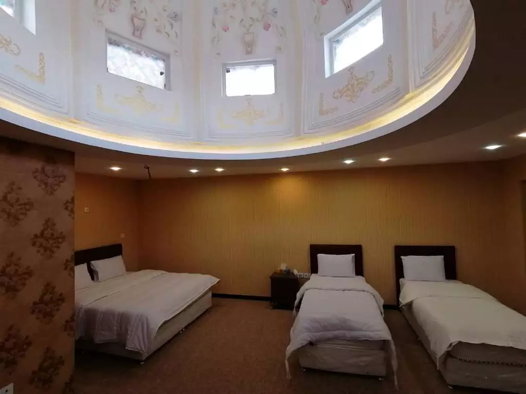 اتاق عمارت مرمر با سه تخت و سقف گنبدی