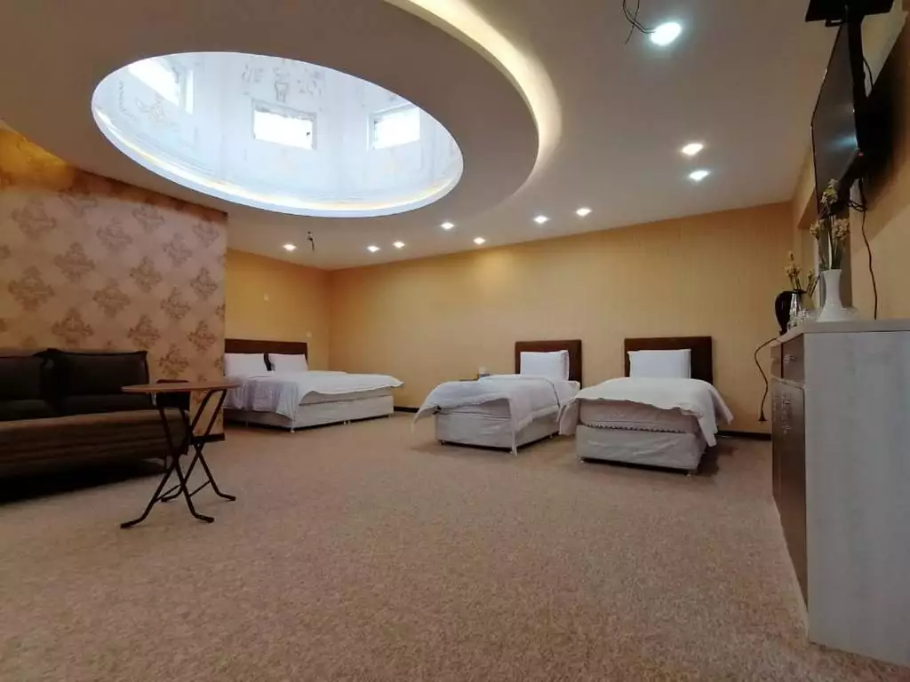 اتاق عمارت مرمر با سه تخت یک‌نفره